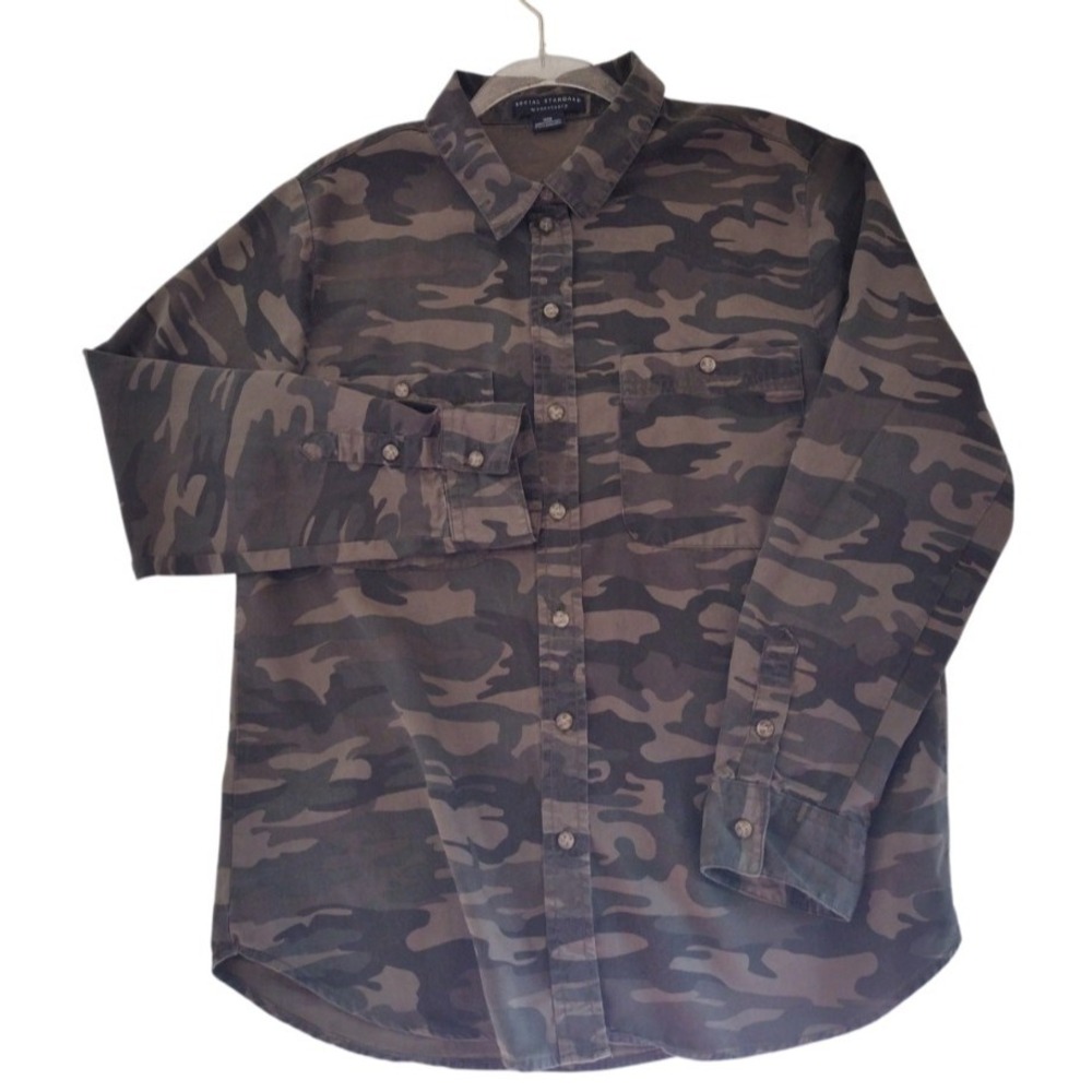 Social Standard Button Up Shirt Woman Medium Camo Long Sleeves Front Pockets‎